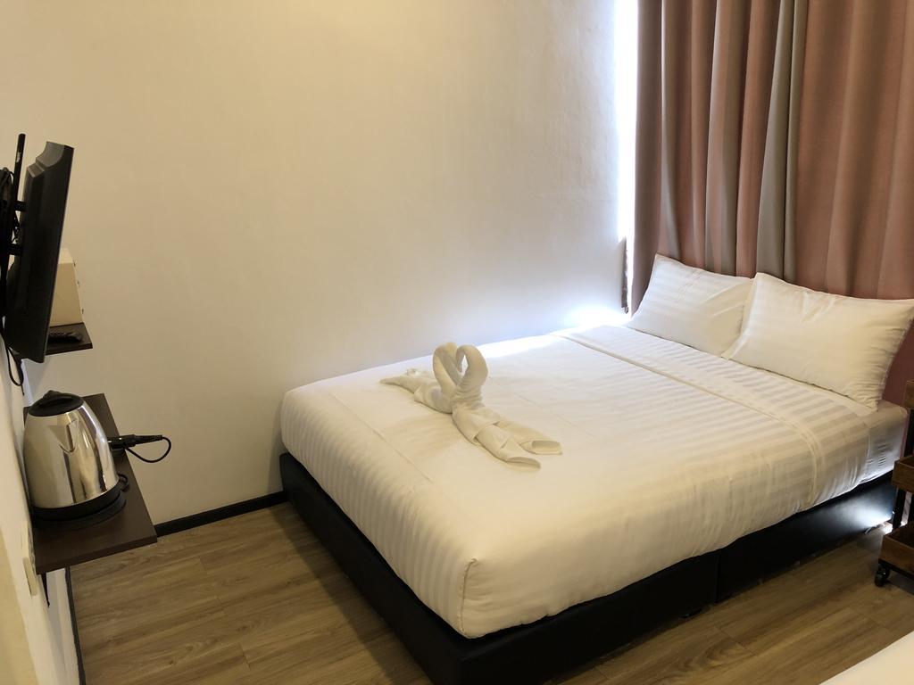 Glur Phuket Patong Beach Exterior photo